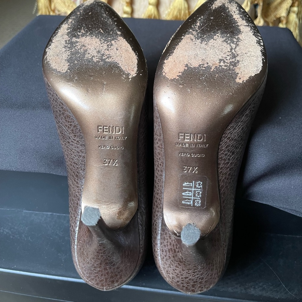 Fendi Brown Textured Leather Pumps - Picture 6 of 7